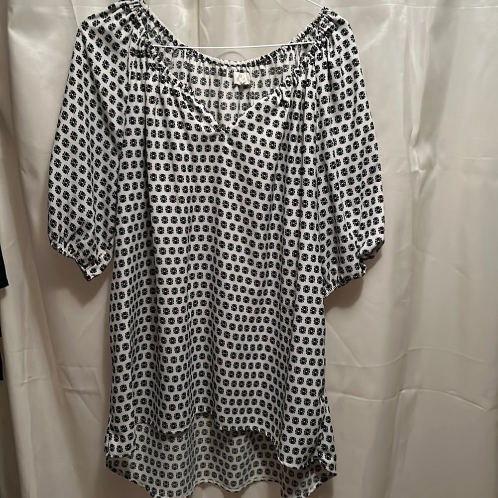 Women’s XL black and white blouse